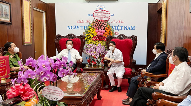 Tiếp tục cống hiến, dìu dắt, truyền lửa cho thế hệ bác sỹ trẻ ảnh 2