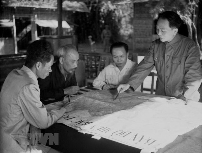 Chủ tịch Hồ Chí Minh, Đại tướng Võ Nguyên Giáp và các đồng chí lãnh đạo Đảng, Nhà nước bàn kế hoạch mở chiến dịch Điện Biên Phủ (năm 1954). (Ảnh: Tư liệu TTXVN) Đại tướng Võ Nguyên Giáp: Động lực đằng sau mỗi thắng lợi ảnh 1