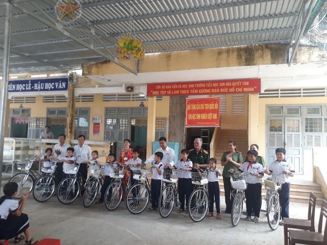 Cựu chiến binh Trần Quốc Việt dự lễ trao xe đạp cho học sinh nghèo. (Ảnh: Huỳnh Phúc Hậu/TTXVN) 77 năm thành lập Quân đội: Những ngôi nhà nghĩa tình đồng đội ảnh 3