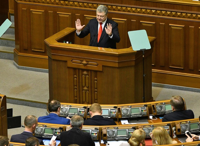 Tổng thống Ukraine Petro Poroshenko (giữa) phát biểu tại phiên họp Quốc hội ở Kiev ngày 26/11/2018. (Ảnh: AFP/TTXVN) Căng thẳng Nga-Ukraine: Kiev ban bố tình trạng chiến tranh ảnh 1