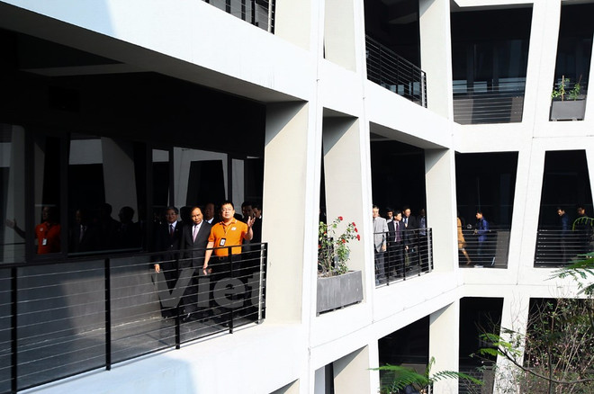 Ngày 16/2, Thủ tướng Chính phủ đã có chuyến thăm và làm việc tại làng phần mềm F-Ville 2 của FPT Software tại Khu Công nghệ cao Hòa Lạc, Hà Nội. (Ảnh: CTV/Vietnam+) FPT Software là doanh nghiệp tăng trưởng nhanh nhất Việt Nam ảnh 1