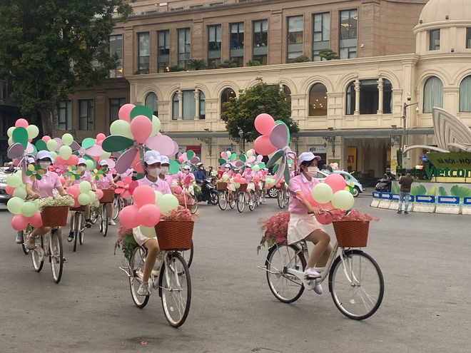 Hoa hồng giá tăng gấp đôi, 'cháy hàng' trong ngày Quốc tế Phụ nữ 8/3 ảnh 7