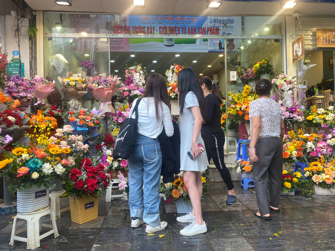 Hoa hồng giá tăng gấp đôi, 'cháy hàng' trong ngày Quốc tế Phụ nữ 8/3 ảnh 3
