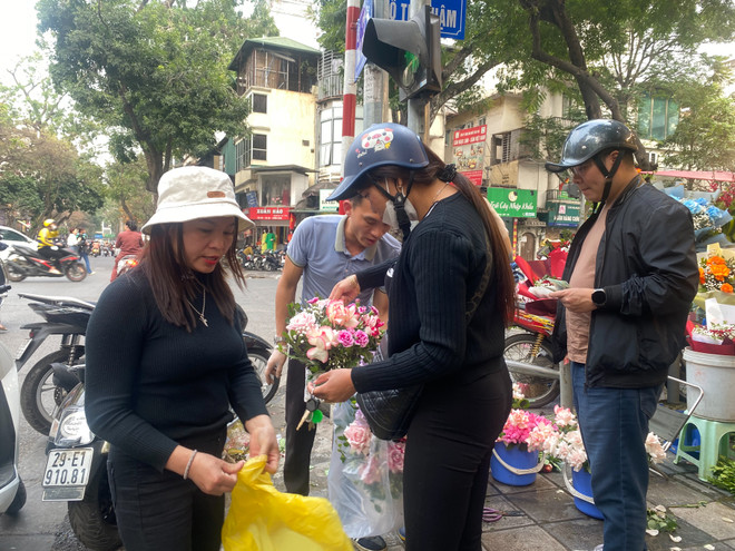 Hoa hồng giá tăng gấp đôi, 'cháy hàng' trong ngày Quốc tế Phụ nữ 8/3 ảnh 2