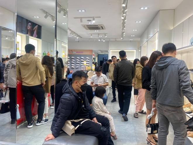 Hoa hồng giá tăng gấp đôi, 'cháy hàng' trong ngày Quốc tế Phụ nữ 8/3 ảnh 6