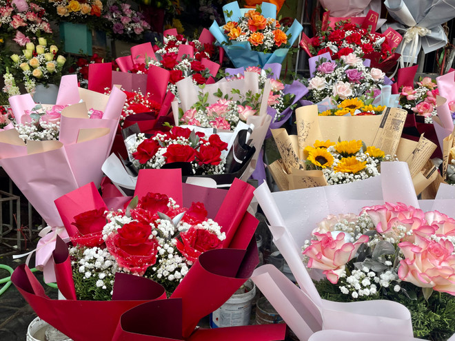 Hoa hồng giá tăng gấp đôi, 'cháy hàng' trong ngày Quốc tế Phụ nữ 8/3 ảnh 1