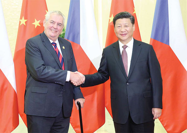 Chủ tịch Trung Quốc Tập Cận Bình gặp Tổng thống Séc Milos Zeman ở Bắc Kinh vào ngày 4/9/2015. (Nguồn: Xinhua) Quan hệ Séc-Trung được đánh giá tụt dốc nhất trong năm 2016 ảnh 1