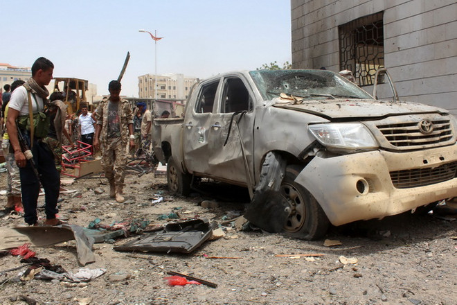 Binh sỹ Yemen điều tra tại hiện trường vụ đánh bom ở Aden ngày 29/8. Ảnh minh họa. (Nguồn: AFP/TTXVN) Bom nổ tung giữa đám đông binh sỹ Yemen chờ phát lương ảnh 1