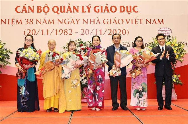 Phó Thủ tướng Vũ Đức Đam tặng hoa các Đại biểu tại buổi gặp mặt. (Ảnh: Trọng Đức/TTXVN) Gặp mặt đại biểu Quốc hội là nhà giáo, cán bộ quản lý giáo dục ảnh 1