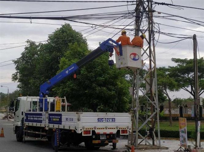 Khắc phục sự cố điện do ảnh hưởng của bão. (Ảnh minh họa: TTXVN phát) Dự kiến các sự cố điện tại miền Trung được khắc phục trong ngày 16/11 ảnh 1