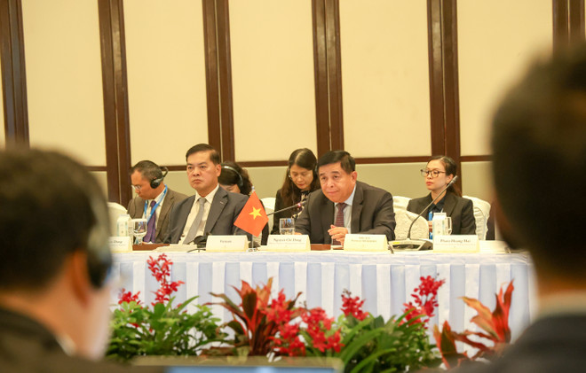 Bộ trưởng Bộ Kế hoạch và Đầu tư Nguyễn Chí Dũng và Bộ trưởng Thứ hai Bộ Công nghiệp và Thương mại kiêm Bộ trưởng Nhân lực Singapore, ông Tan See Leng đồng chủ trì hội nghị. (Ảnh: MPI/Vietnam+) HN-6.JPG