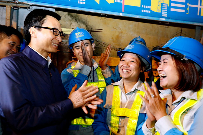 Phó Thủ tướng chúc Tết các y bác sỹ và công nhân môi trường ảnh 2