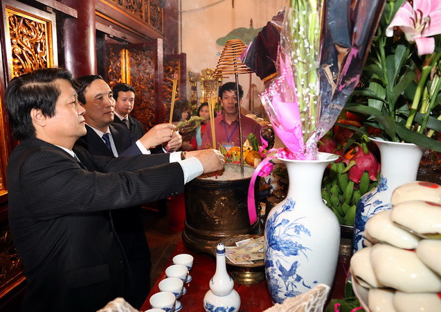 Dâng hương tưởng niệm các vua Hùng đêm Giao thừa Đinh Dậu ảnh 1