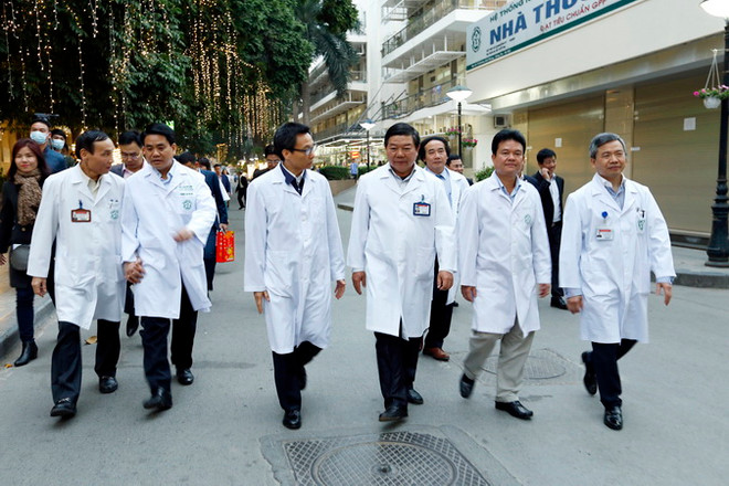 Phó Thủ tướng chúc Tết các y bác sỹ và công nhân môi trường ảnh 1