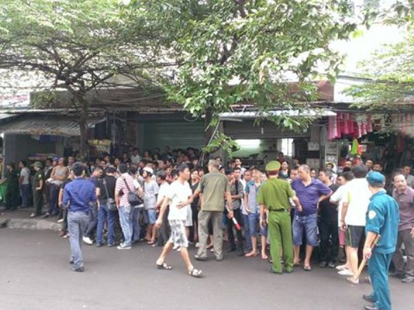 [Photo] Chật cứng người xem giải cứu con tin ở khu tập thể Thanh Xuân ảnh 6