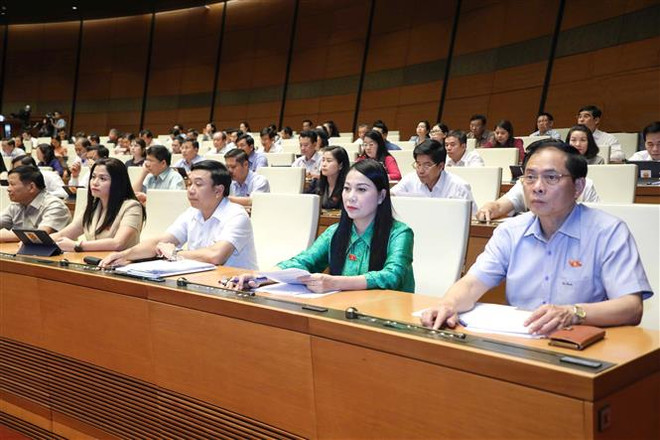 Đoàn đại biểu Quốc hội tỉnh Vĩnh Phúc biểu quyết thông qua Luật Giá (sửa đổi), Nghị quyết về phê chuẩn quyết toán ngân sách Nhà nước năm 2021. (Ảnh: Doãn Tấn/TTXVN) Kỳ họp thứ 5: Không quy định giá sàn đối với mặt hàng sách giáo khoa ảnh 1