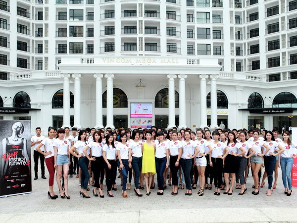 [Photo] Nhiều "mẫu Tây" muốn được diễn ở Đẹp Fashion Runway 3 ảnh 1