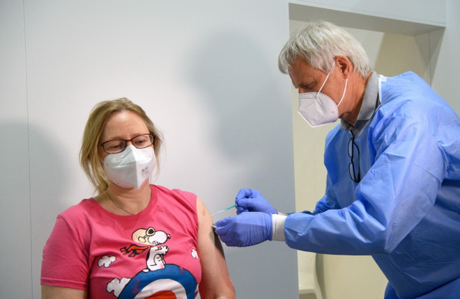 Tiêm vaccine ngừa COVID-19 cho người dân tại Berlin, Đức. (Ảnh: AFP/TTXVN) Dịch COVID-19: Đức cảnh báo làn sóng thứ 4 bắt đầu bùng phát ảnh 1