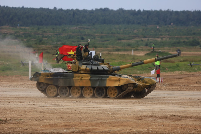 Kíp xe tăng của Việt Nam tại Army Games 2020. (Ảnh: Trần Hiếu/TTXVN) Mãn nhãn dàn xe tăng đội Việt Nam bắn hiệu chỉnh vũ khí tại Army Games ảnh 1
