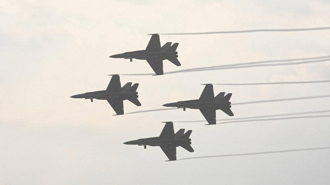 Afghanistan: Tiêm kích F-18 của Mỹ lượn vòng trên bầu trời Kabul ảnh 1