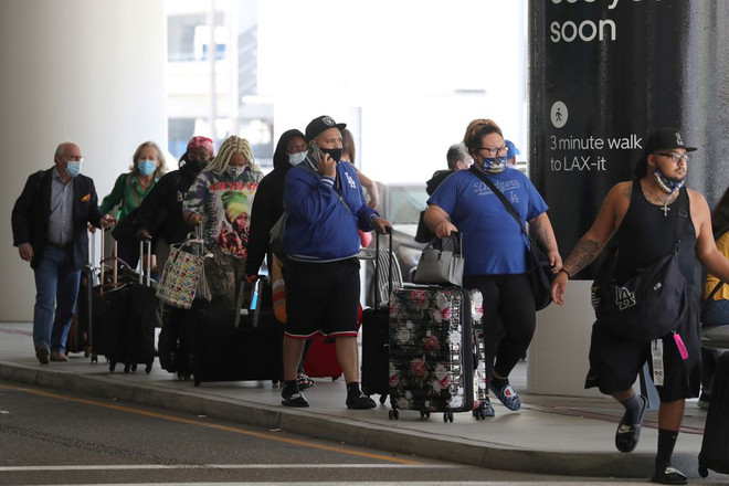 Những trường hợp không tuân thủ đeo khẩu trang sẽ bị phạt tiền. (Nguồn: Reuters) Mỹ phạt 9.000 USD lỗi không đeo khẩu trang trên máy bay ảnh 1