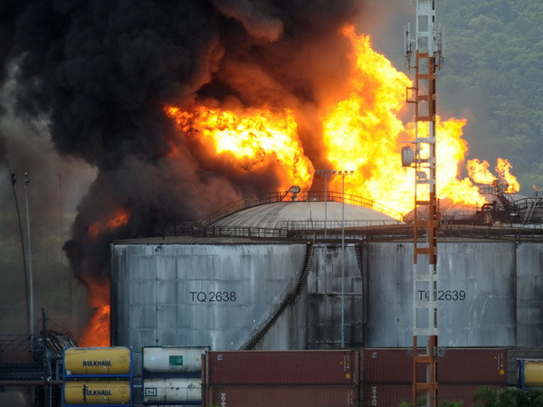Brazil dập tắt được vụ cháy tại kho chứa dầu ở cảng Santos ảnh 1
