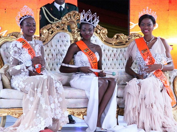 Hoa hậu Zimbabwe bị tước vương miện vì chụp ảnh khỏa thân ảnh 2