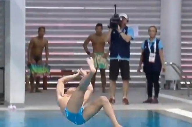 [Video] VĐV Philippines gây chấn động với màn nhảy cầu kỳ lạ ảnh 1