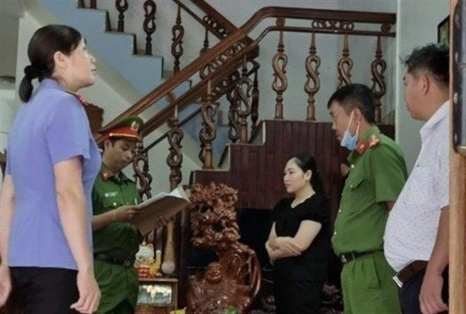 Cơ quan chức năng khám xét nơi ở của đối tượng Bùi Thị Ngọc Sâm. (Ảnh: TTXVN phát) Khởi tố đối tượng lừa đảo, chiếm đoạt hàng chục tỷ đồng ảnh 1