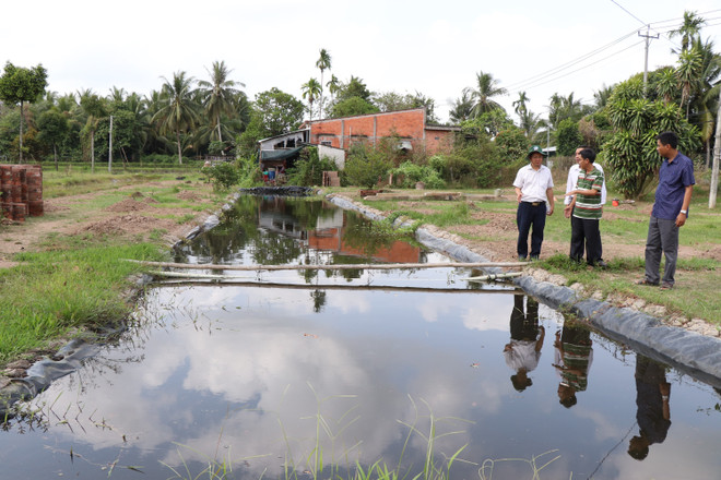Nhà vườn xã Hưng Khánh Trung B, huyện Chợ Lách, tỉnh Bến Tre đào ao trữ nước tưới cho cây trồng mùa hạn mặn. (Ảnh Công Trí/TTXVN) ttxvn_xam nhap man 2.jpg