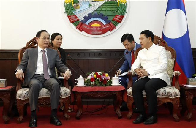 Phó Thủ tướng, Bộ trưởng Bộ Ngoại giao Lào Saleumxay Kommasith tiếp thân mật Trưởng Ban Đối ngoại TW Lê Hoài Trung và đoàn. (Ảnh: Phạm Kiên/TTXVN) Thúc đẩy hợp tác giữa hai Ban Đối ngoại Trung ương Việt Nam và Lào ảnh 2