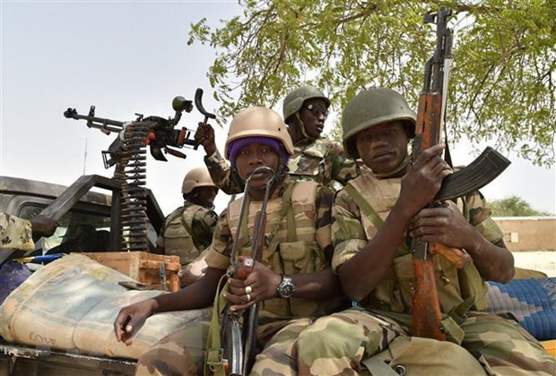Binh sỹ tuần tra tại Bosso, Niger. (Nguồn: AFP/TTXVN) Niger tiếp nhận vũ khí hạng nặng từ Ai Cập để chống nhóm thánh chiến ảnh 1