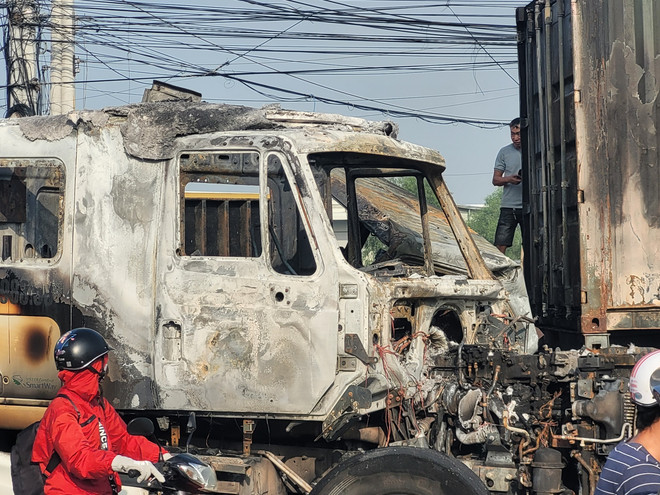 Bình Dương: Hai xe đầu kéo chở container bốc cháy dữ dội sau va chạm ảnh 1