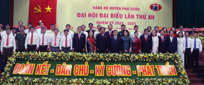 Ban Chấp hành Đảng bộ huyện Phú Quốc khóa XII, nhiệm kỳ 2020-2025. (Ảnh: Lê Huy Hải/TTXVN) Kiên Giang: Đưa huyện đảo Phú Quốc phát triển toàn diện, bền vững ảnh 1