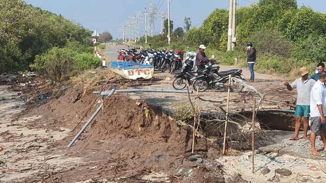 Khắc phục sự cố sạt lở đê Biển Đông đoạn giáp ranh Bạc Liêu-Sóc Trăng ảnh 2
