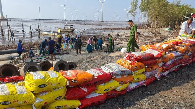 Khắc phục sự cố sạt lở đê Biển Đông đoạn giáp ranh Bạc Liêu-Sóc Trăng ảnh 1