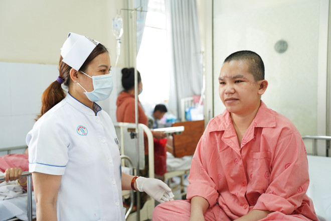 Nữ bệnh nhân hồi phục sau khi được nối vi phẫu toàn bộ da đầu. (Ảnh: TTXVN phát) ttxvn_noi_thanh_cong_toan_bo_da_dau_bi_loc_cho_benh_nhan_20-2.jpg