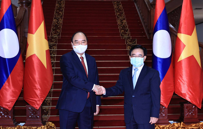 Chủ tịch nước Nguyễn Xuân Phúc hội kiến Thủ tướng Lào Viphavanh ảnh 1