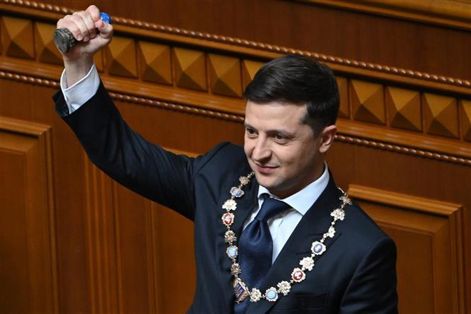 Tân Tổng thống Ukraine Volodymyr Zelensky tại lễ tuyên thệ nhậm chức ở Kiev ngày 2052019. (Ảnh AFPTTXVN) Động thái đầu tiên Tân Tổng thống Zelensky trên 'sân khấu' chính trị ảnh 1