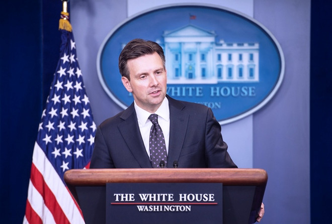 Người phát ngôn Nhà Trắng Josh Earnest. (Nguồn: AFP/TTXVN) Nhà Trắng: Mỹ sẽ không coi Đài Loan là con bài để mặc cả ảnh 1