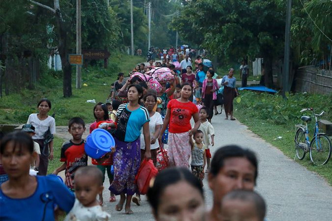 Người dân sơ tán khỏi Rakhine để đảm bảo an toàn. (Nguồn: AFP/TTXVN) AFP: Myanmar kêu gọi ASEAN họp khẩn về vấn đề người Rohingya ảnh 1