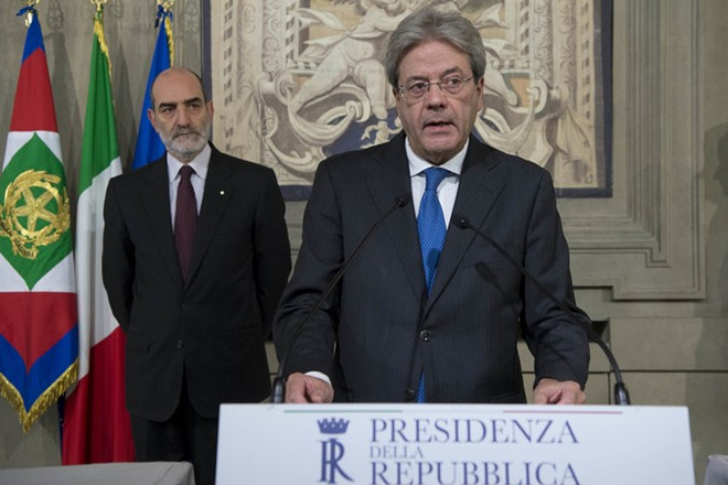 Ông Paolo Gentiloni phát biểu tại Rome, sau khi được chỉ định làm Thủ tướng mới của Italy. (Nguồn: AFP/TTX) Chính phủ liên minh của Italy chính thức tuyên thệ nhậm chức ảnh 1