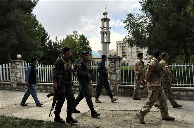Lực lượng an ninh Afghanistan gác gần hiện trường vụ tấn công ở Kabul ngày 12/6/2020. (Ảnh: THX/TTXVN) Quân đội Afghanistan đẩy lùi cuộc tấn công của Taliban tại miền Đông ảnh 1