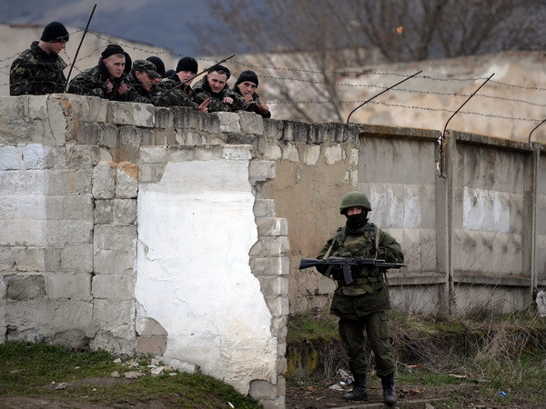 Binh sỹ Ukraine tại căn cứ quân sự ở Perevalnoye. (Nguồn: AFP/TTXVN) Ukraine ghi nhận cái chết đầu tiên kể từ khi đạt được thỏa thuận mới ảnh 1