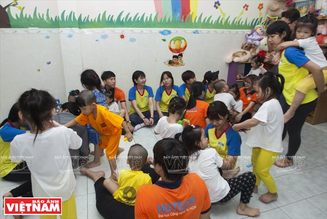 Các bạn tình nguyện viên vui chơi với các em nhỏ tại chùa Kỳ Quang II Chùa Kỳ Quang II - Mái ấm tình thương của những mảnh đời bé nhỏ ảnh 7