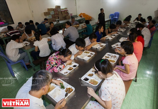 Một bữa ăn trưa của các em cùng với các phật tử Chùa Kỳ Quang II - Mái ấm tình thương của những mảnh đời bé nhỏ ảnh 8