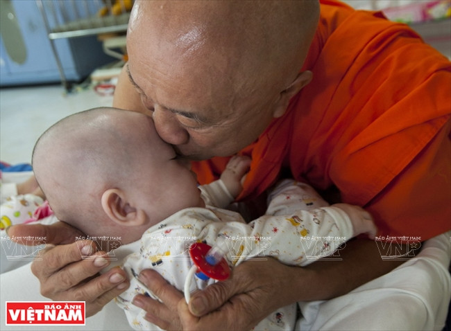 Sư thầy Thích Thiện Chiếu chăm bẵm từng miếng ăn, giấc ngủ cho các em Chùa Kỳ Quang II - Mái ấm tình thương của những mảnh đời bé nhỏ ảnh 4