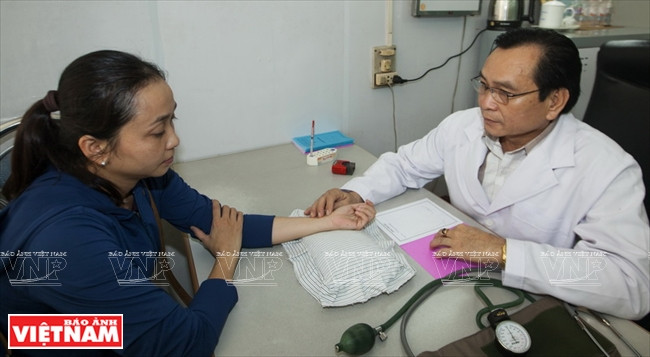 Một bác sỹ đang khám cho phật tử tại Phòng bốc thuốc Tuệ Tĩnh Đường Chùa Kỳ Quang II - Mái ấm tình thương của những mảnh đời bé nhỏ ảnh 11