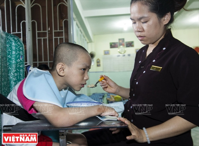 Tấm lòng của sư thầy Thích Thiện Chiếu đã khiến nhiều người cảm kích và tình nguyện đếnchùa làm mẹ nuôi các em nhỏ tại chùa Kỳ Quang II Chùa Kỳ Quang II - Mái ấm tình thương của những mảnh đời bé nhỏ ảnh 9