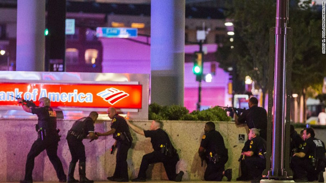 Toàn cảnh về vụ bắn tỉa nhằm vào các cảnh sát Mỹ tại Dallas ảnh 4